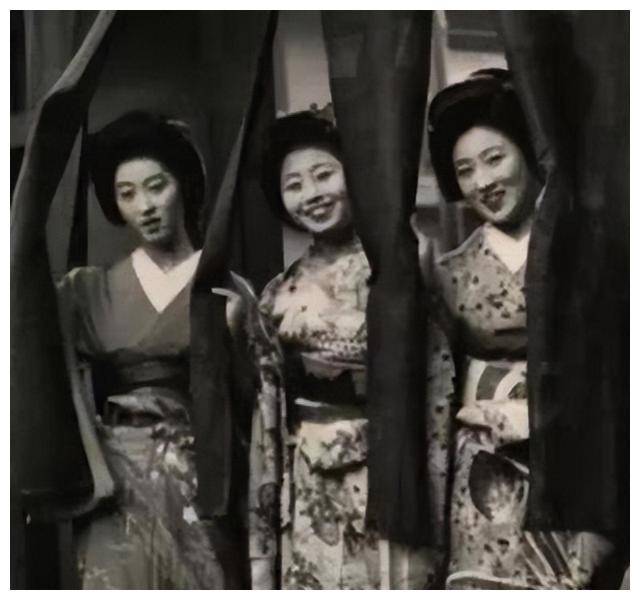 昭著的RAA组织从业女性说：最怕黑人尊龙凯时app平台战后日本成立了臭名(图5)