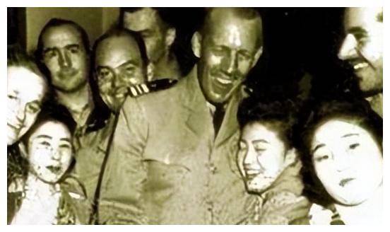 昭著的RAA组织从业女性说：最怕黑人尊龙凯时app平台战后日本成立了臭名(图8)