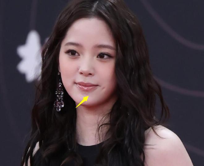 胖了赵丽颖疲惫张颂文不受风波影响！凯时尊龙人生星光大赏红毯生图：唐嫣(图3)