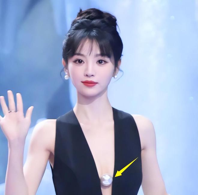 胖了赵丽颖疲惫张颂文不受风波影响！凯时尊龙人生星光大赏红毯生图：唐嫣(图2)