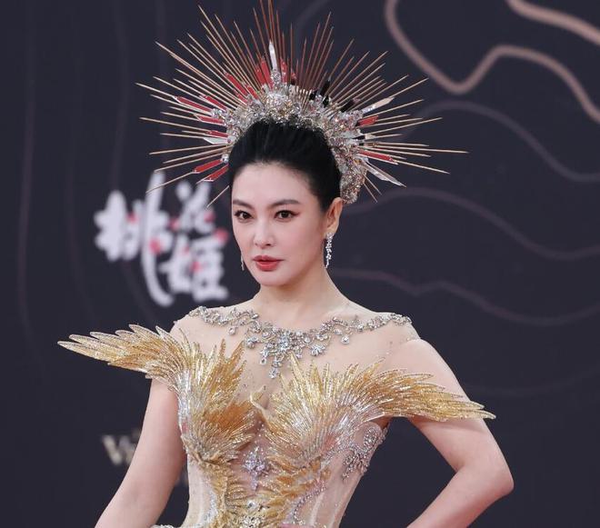 胖了赵丽颖疲惫张颂文不受风波影响！凯时尊龙人生星光大赏红毯生图：唐嫣(图5)