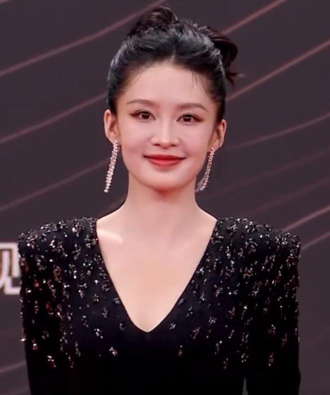 胖了赵丽颖疲惫张颂文不受风波影响！凯时尊龙人生星光大赏红毯生图：唐嫣(图14)