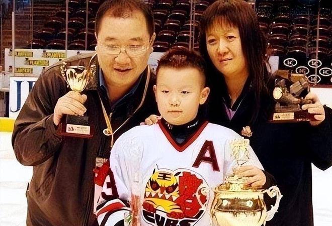 子都姓宋和巴图关系疏远专心培养英如镝尊龙凯时新版APP65岁英达现状俩孙(图13)