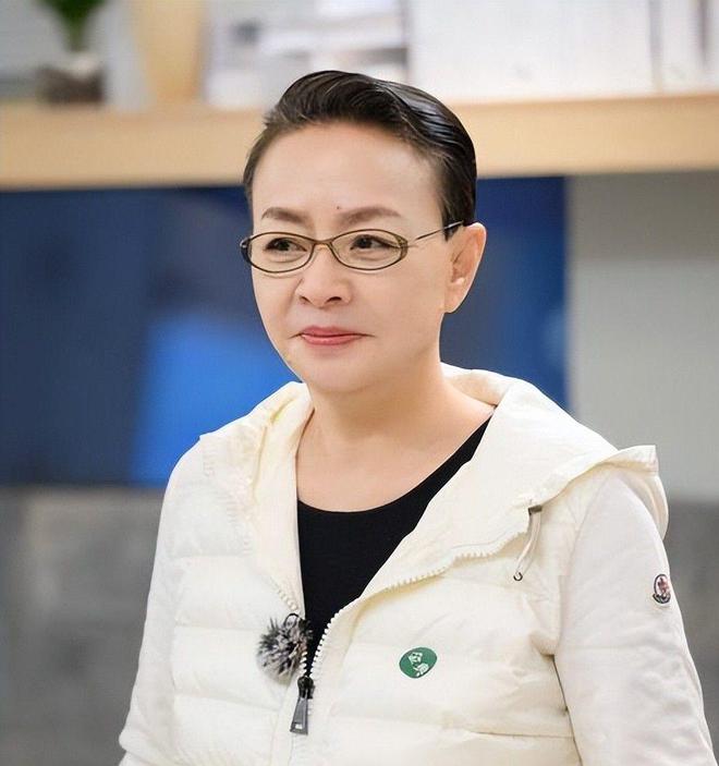 子都姓宋和巴图关系疏远专心培养英如镝尊龙凯时新版APP65岁英达现状俩孙