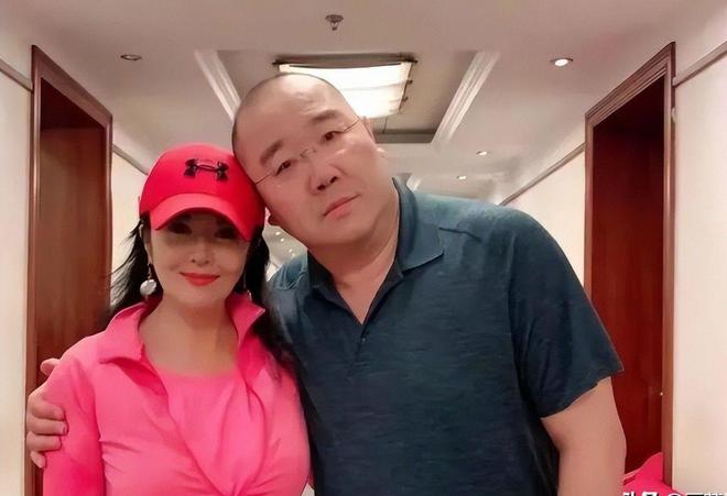 子都姓宋和巴图关系疏远专心培养英如镝尊龙凯时新版APP65岁英达现状俩孙(图7)