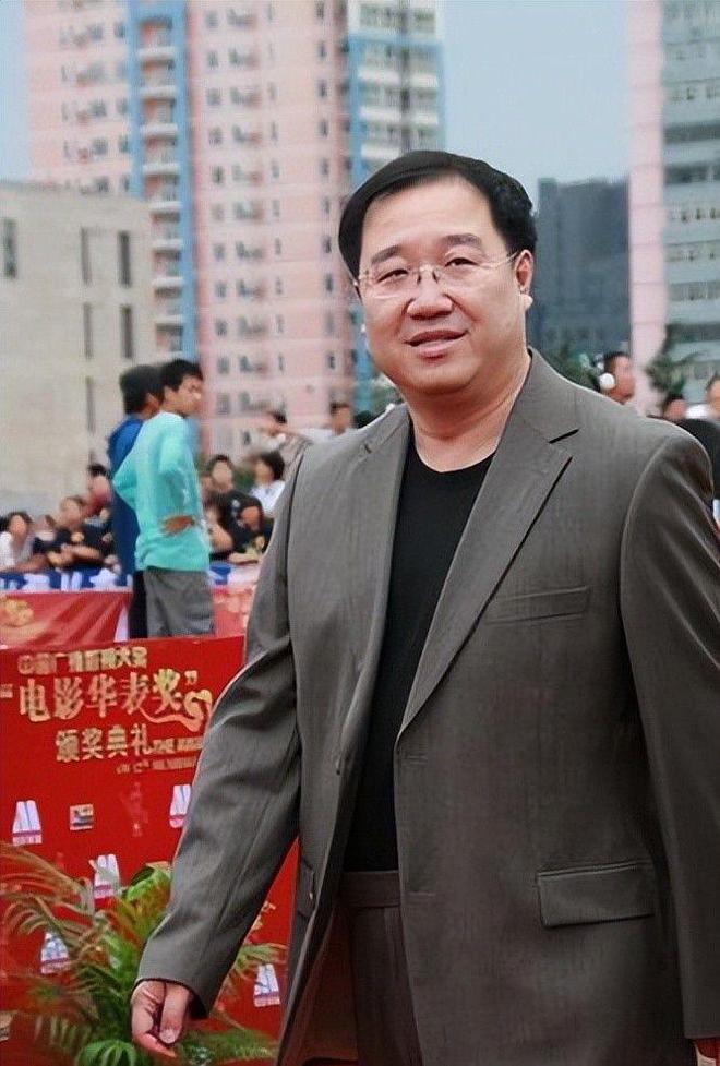 子都姓宋和巴图关系疏远专心培养英如镝尊龙凯时新版APP65岁英达现状俩孙(图2)