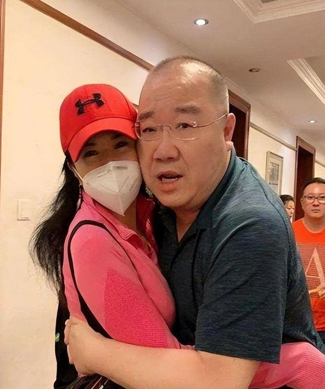 子都姓宋和巴图关系疏远专心培养英如镝尊龙凯时新版APP65岁英达现状俩孙(图5)