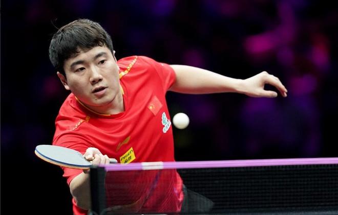 哥！梁靖崑3-1黄镇廷世界杯旗开得胜！尊龙凯时·中国网站对攻大战完胜港队一(图3)