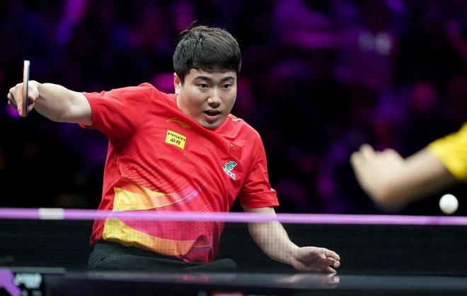 哥！梁靖崑3-1黄镇廷世界杯旗开得胜！尊龙凯时·中国网站对攻大战完胜港队一(图4)